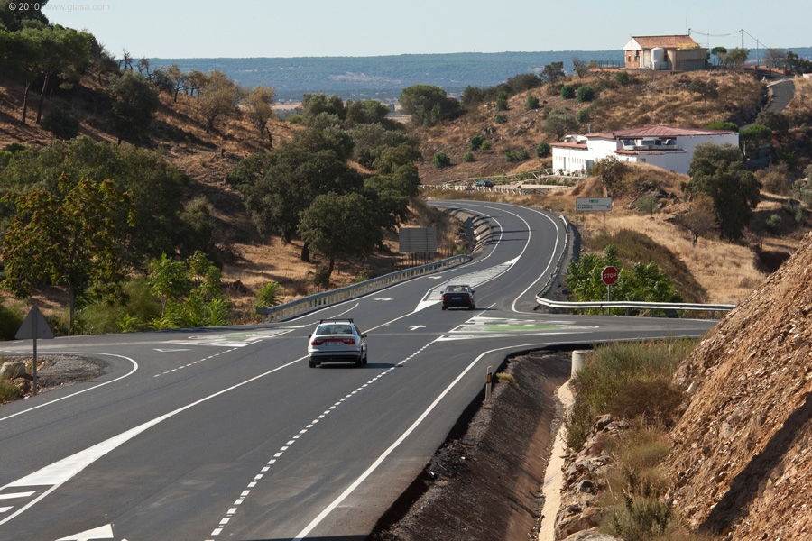 La carretera A-499 articula el interior del Andévalo hacia la costa.