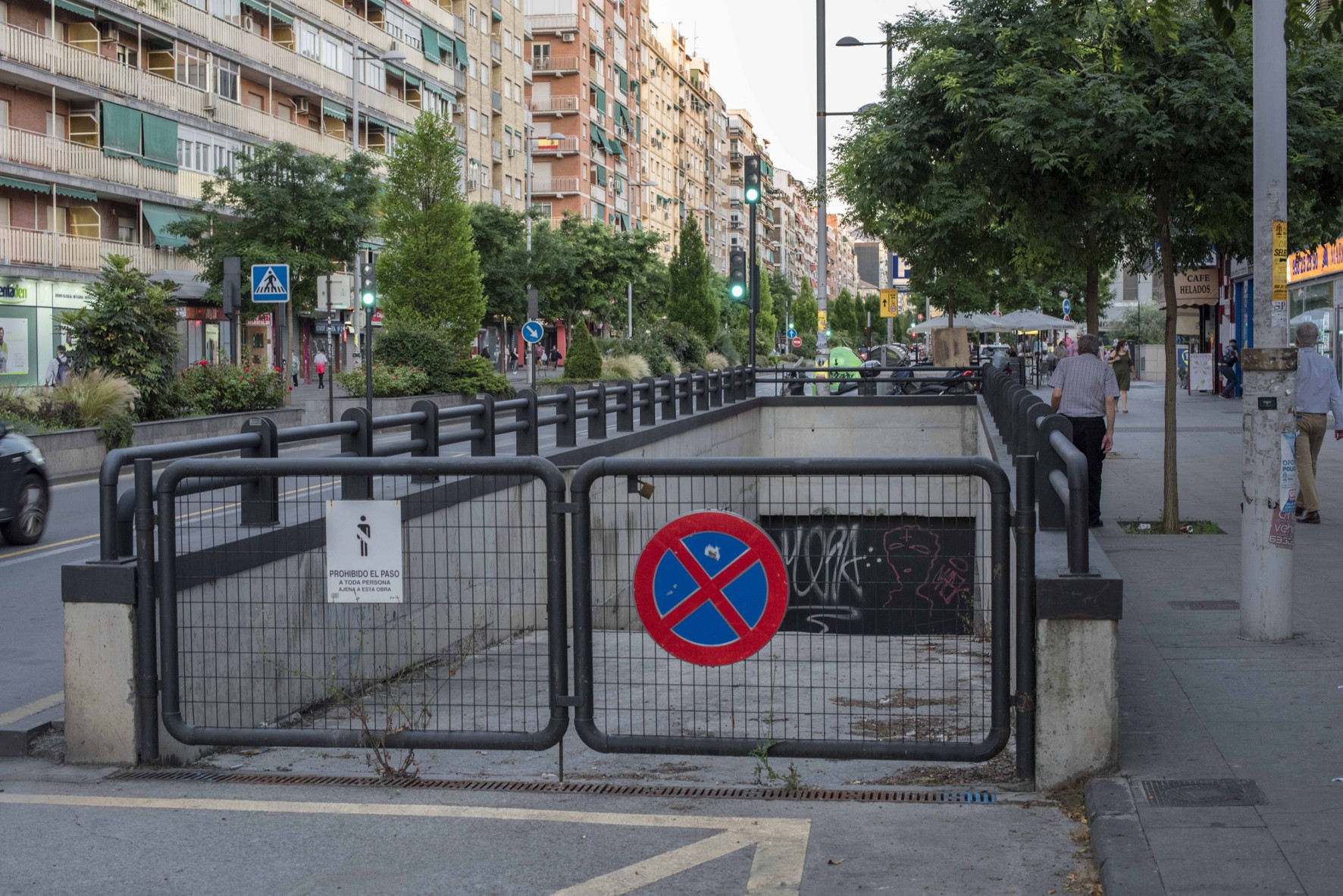 La entrada al aparcamiento soterrado está reservada en Camino de Ronda.