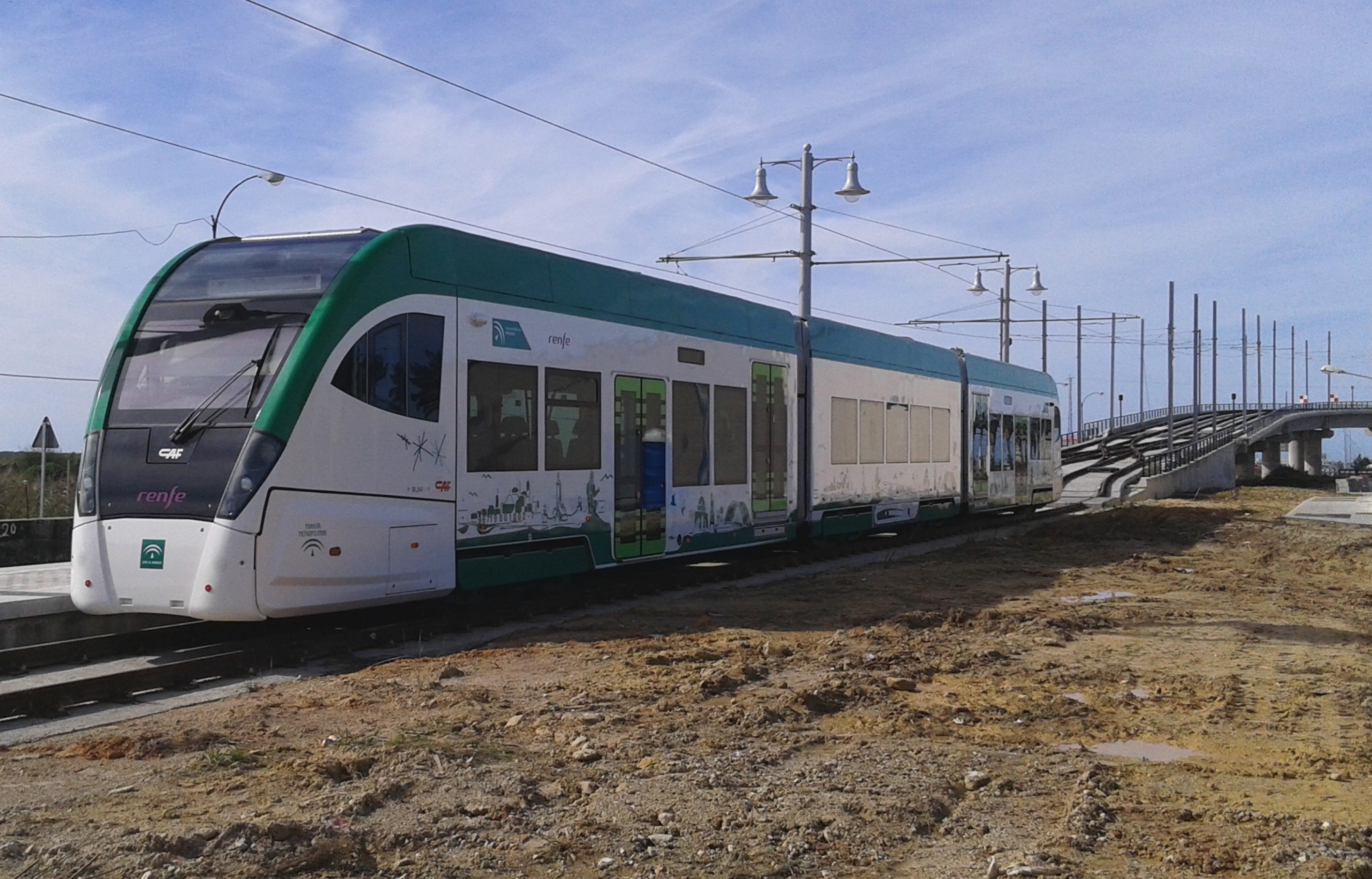 la unidad de tren tranvía está aparcada en el Nudo de la Ardila.