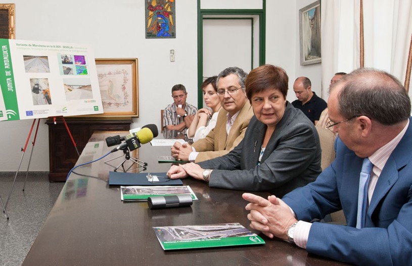 La consejera de Obras Públicas y Vivienda junto al alcalde de Marchena, en el acto de presentaciónd e la variante.