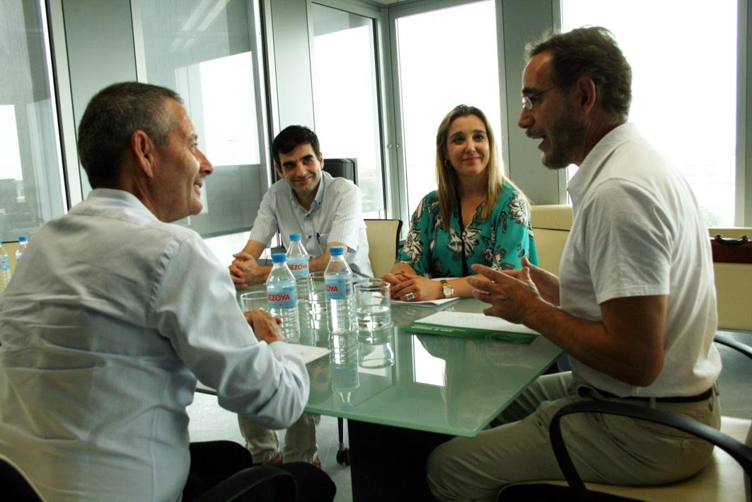 Primer encuentro institucional entre el consejero, Felipe López y la nueva alcaldesa de Alcalá de Guadaíra, Ana Isabel Jiménez.