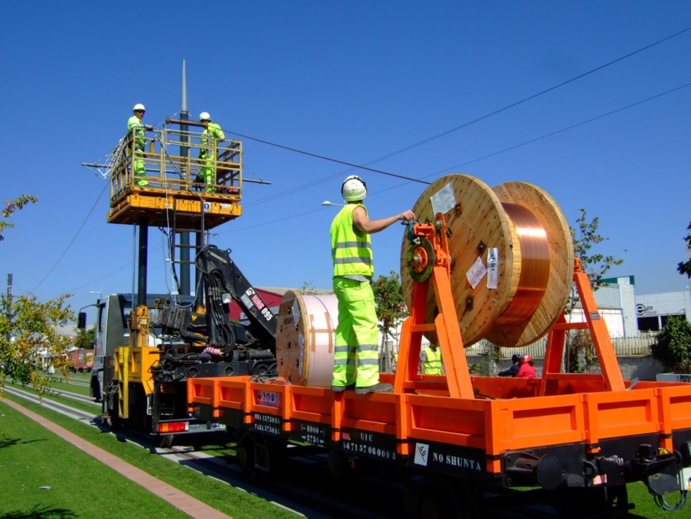 Maquinaria instalando la catenaria en el tramo entre Albolote y Cocheras.