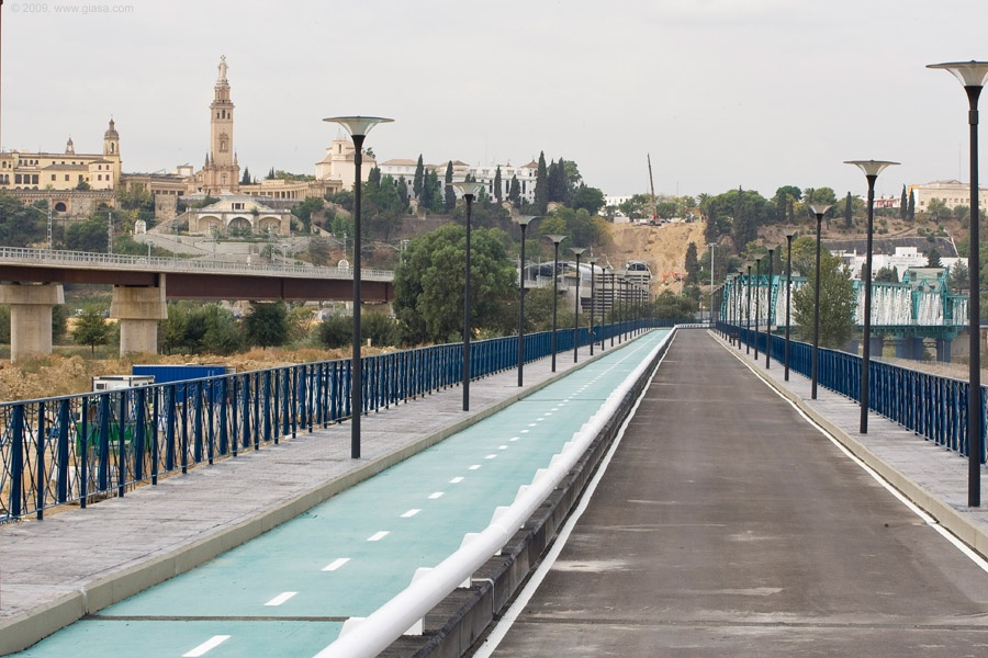 La pasarela ciclista sobre la SE-30 da continuidad a la vía ciclista del Puente de Hierro de San Juan de Aznalfarache.