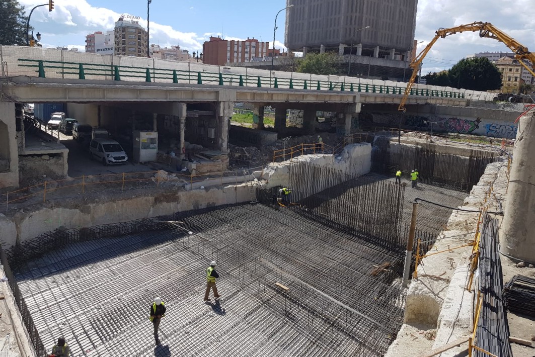 Trabajos de hormigonado de la losa que cubre el túnel en el río Guadalmedina.