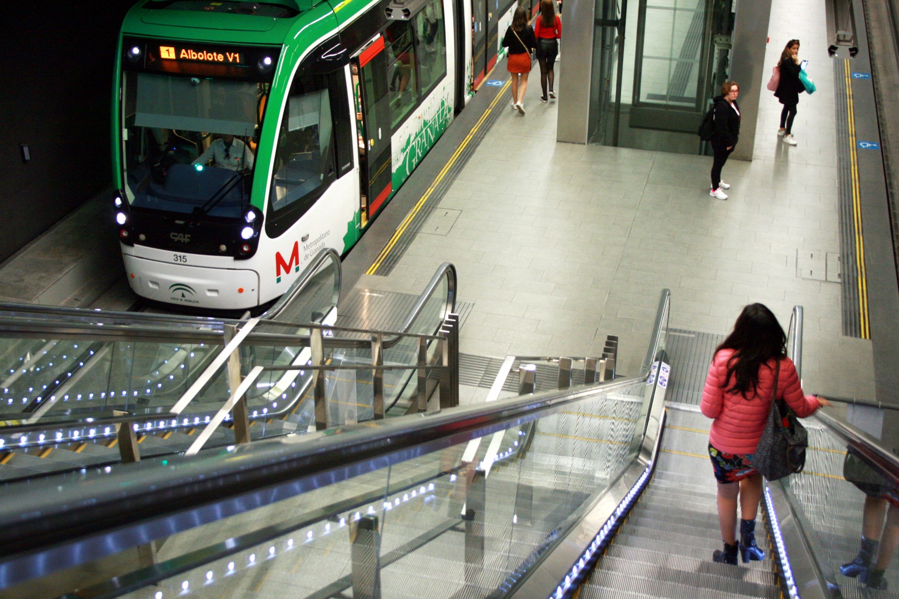 Usuarios del metro de Granada.