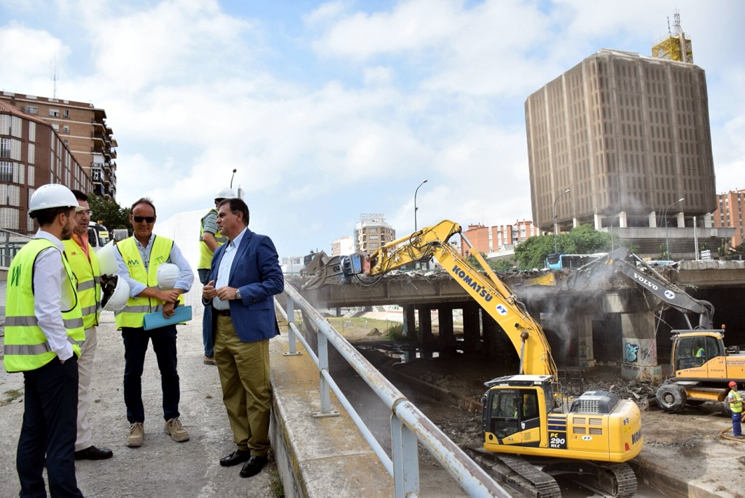 Responsables públicos supervisan las obras de demolición del puente.