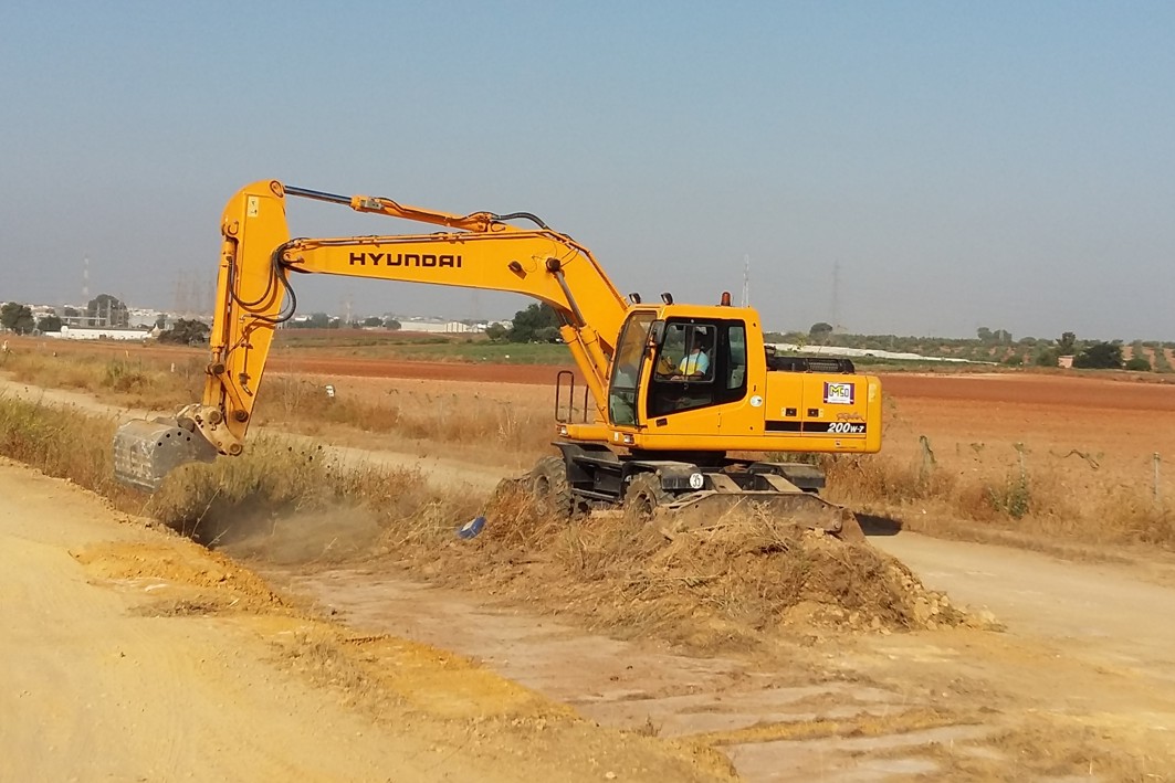 Primeras máquinas excavadoras en la zona de obras de la A-392 Alcalá - Dos Hermanas.