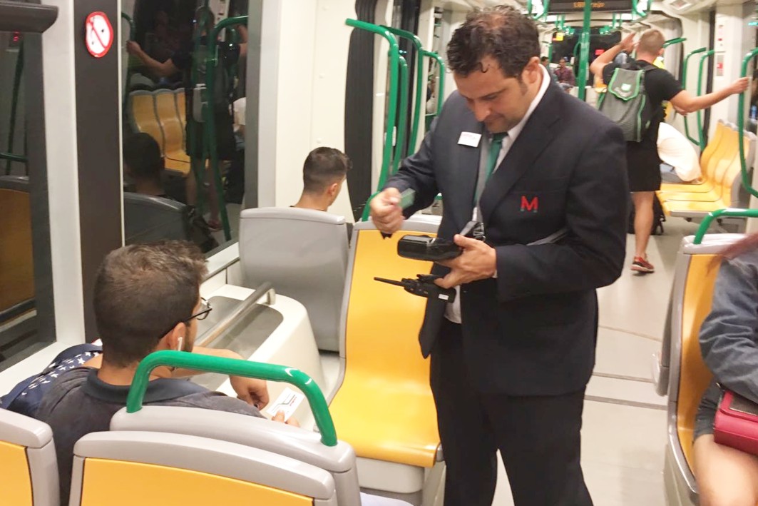 Los interventores comienzan a pedir los billetes en el tren.