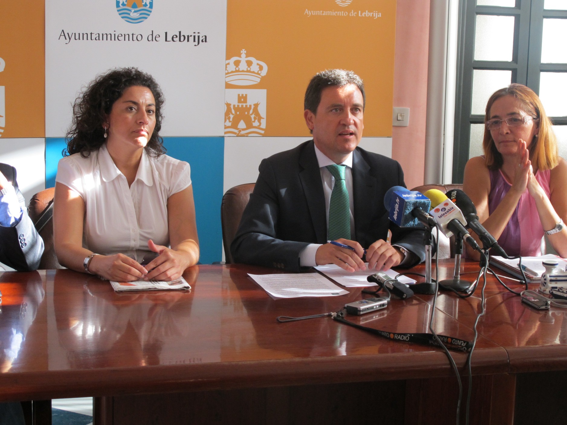 El Secretario de Planificación da una rueda de prensa en Lebrija para anunciar la apertura del enlace.