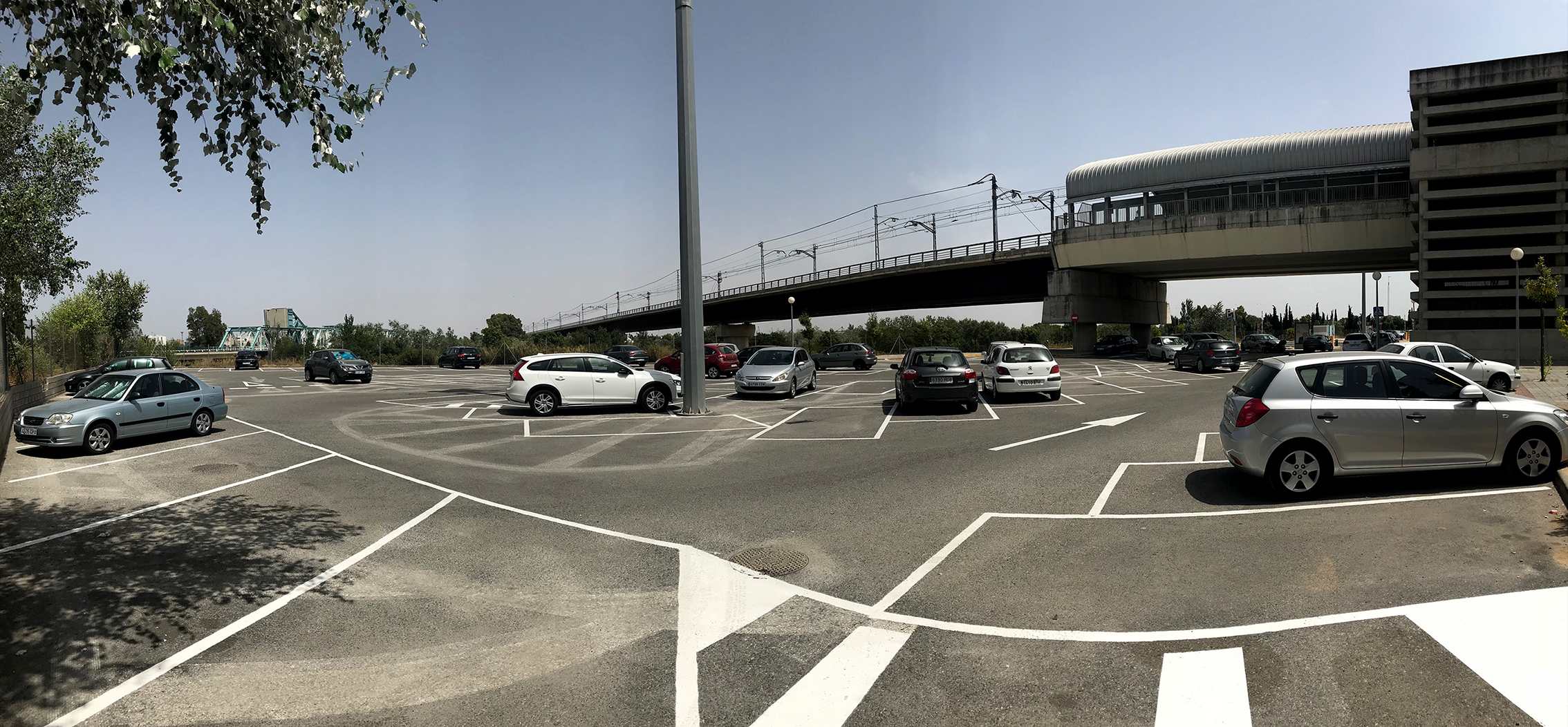 El parking de San Juan Bajo llega a estar ocupado al 100% en las primeras horas del periodo laboral.