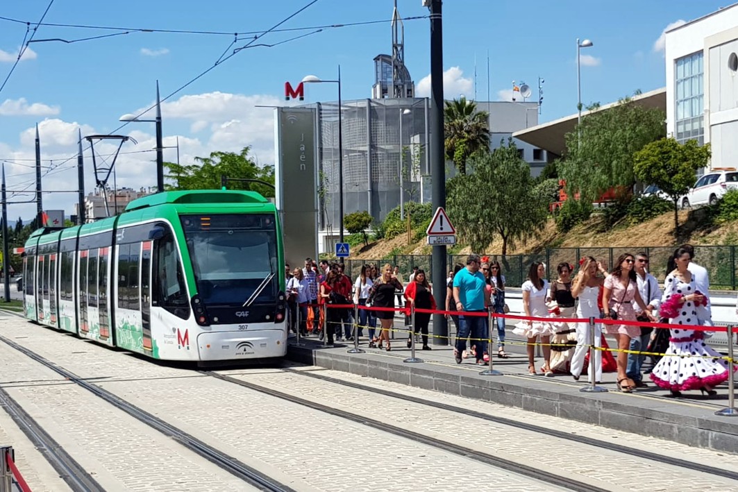 Las colas se han desarrollado de manera organizada en la parada Jaén.